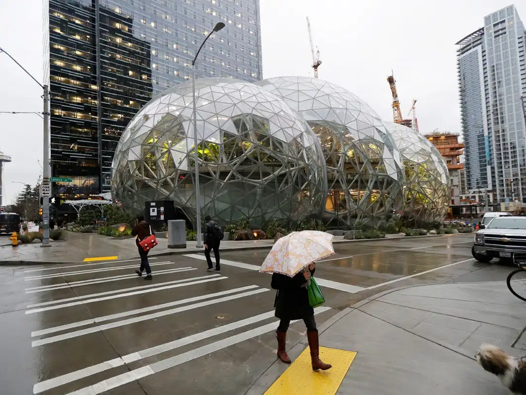 Advertisement アマゾン社屋
