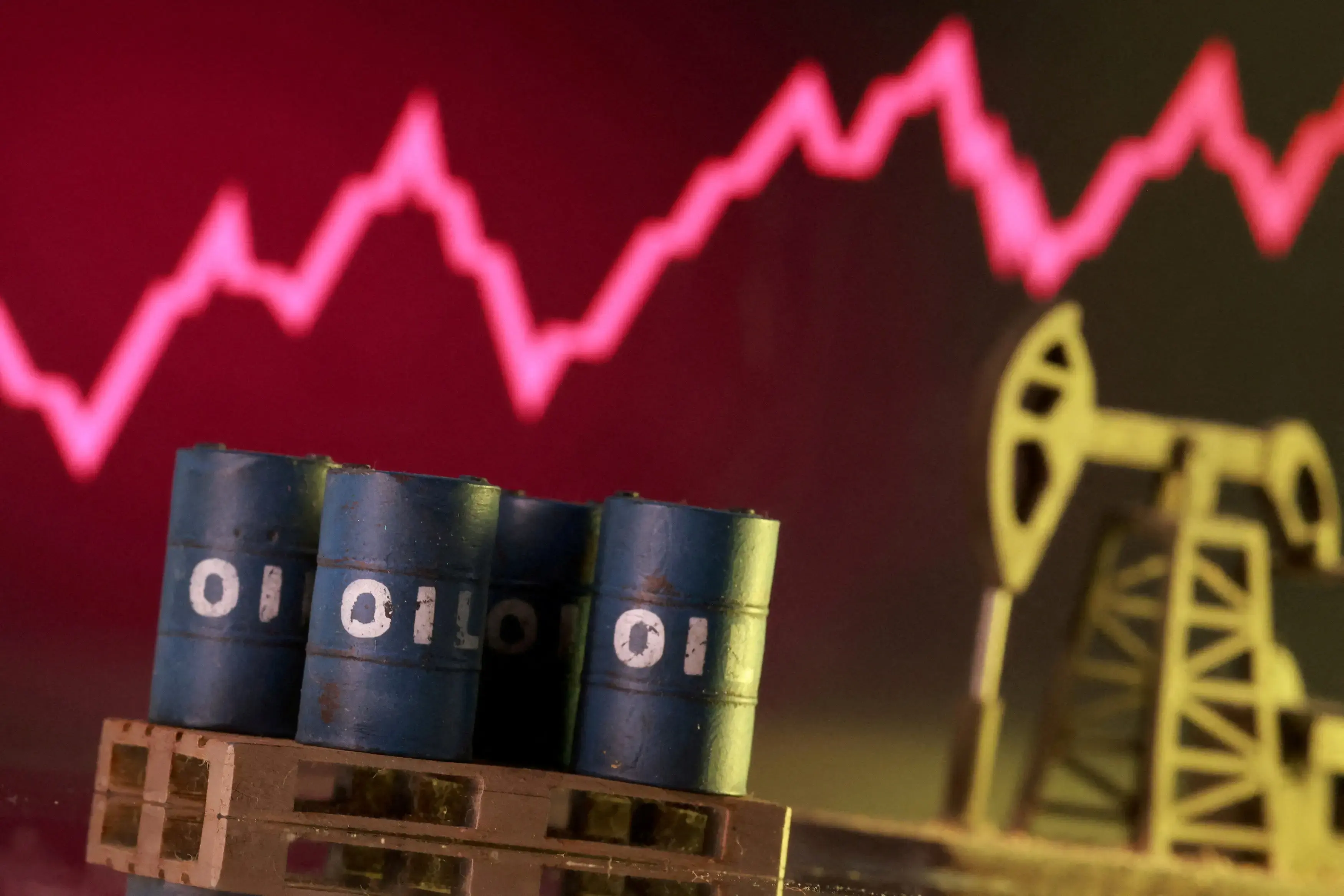 Petróleo fecha em queda de 3% de olho em negociações entre Israel e Hezbollah