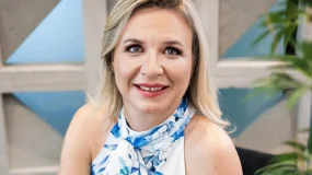Ela superou um câncer e, perto dos 50 anos, virou consultora de investimentos