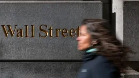 Wall Street fecha sem direção com liquidez reduzida e geopolítica no radar