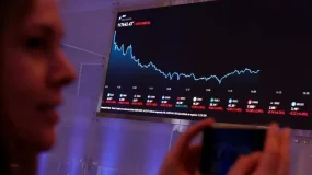 Ibovespa recua com dados de inflação no Brasil e EUA em foco; dólar cai