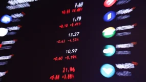 Queda das commodities e parcimônia eleitoral jogam Ibovespa para baixo junto com NY