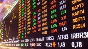 Ibovespa ganha força na reta final com alocações antes da eleição, mas cai na semana
