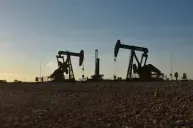 Petróleo fecha sem direção única com dúvidas sobre Ormuz