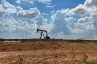 Petróleo prolonga alta e se mantém acima de US$ 100 com tensão global