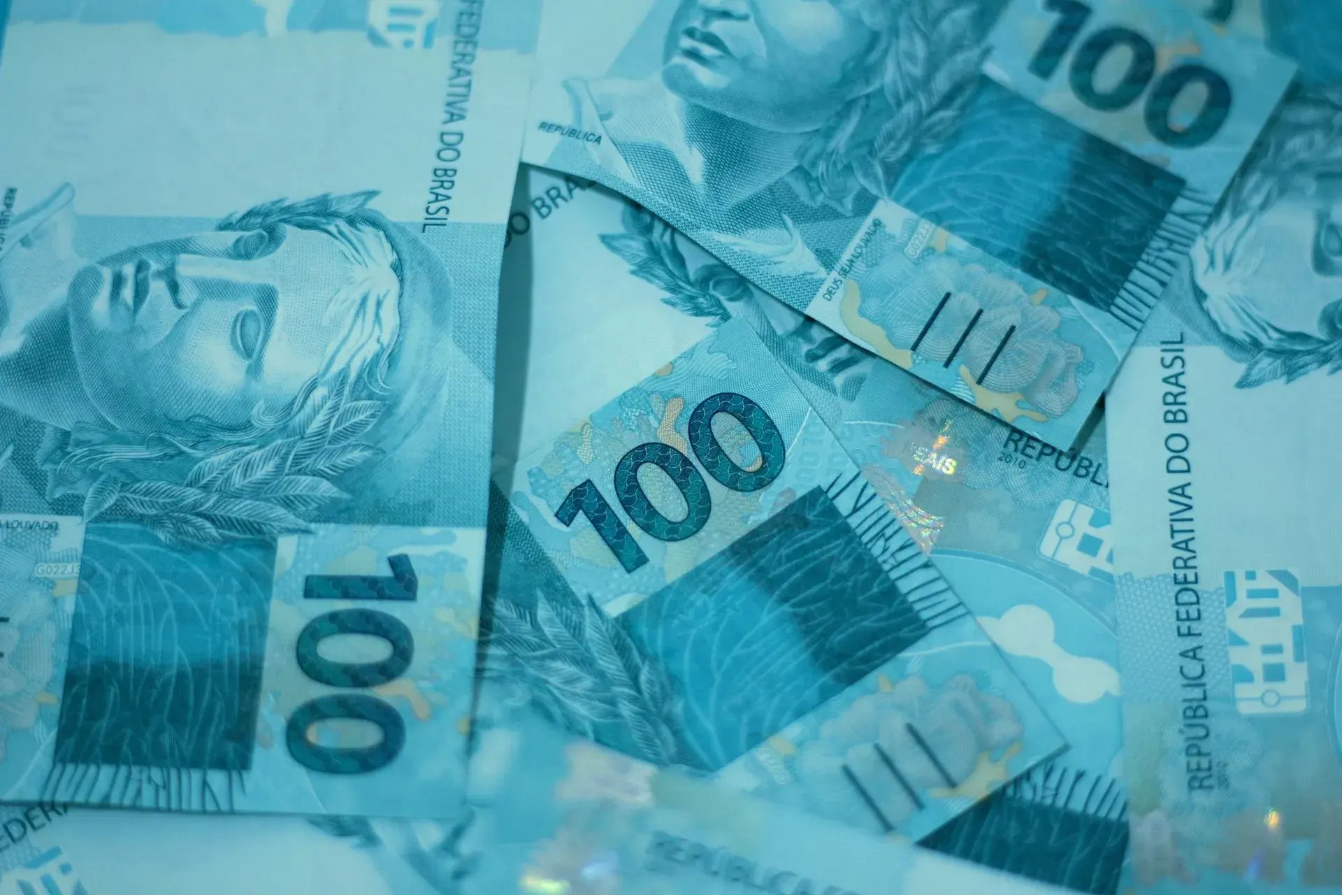 Taxas de juros curtas e intermediárias caem em meio a dados no Brasil e nos EUA