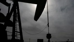 Petróleo sobe com tensões no Oriente Médio e tráfego reduzido em Ormuz