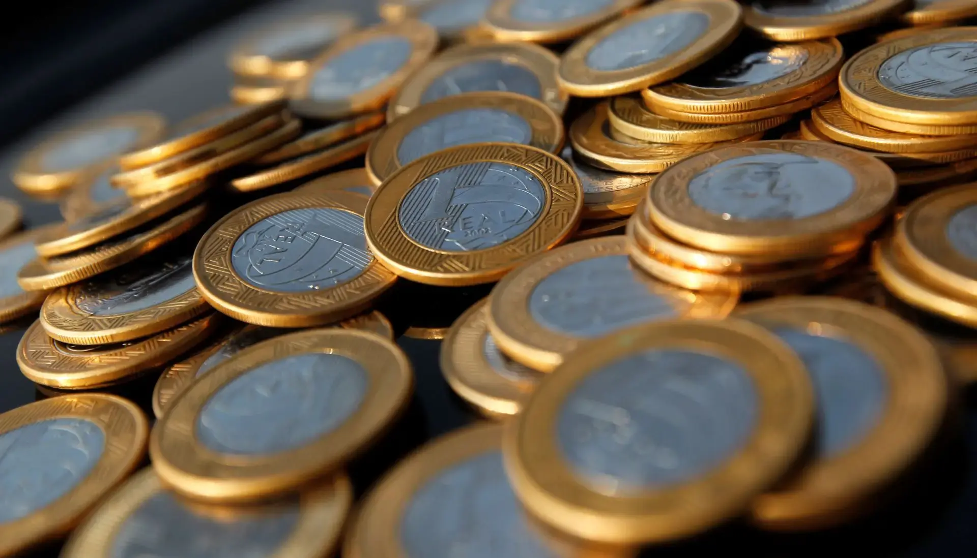 Taxas de juros curtas e intermediárias caem apesar de tensões no Oriente Médio