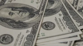 Dólar ronda estabilidade com queda da inflação no Brasil