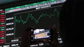 Ibovespa passa por realização de lucros após rali eleitoral; dólar cai