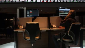 Ibovespa firma queda com eleições e balanços em foco; dólar sobe