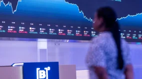 Ibovespa sobe 1,57% e bate 2ª melhor marca após 1º turno com trade eleitoral no radar