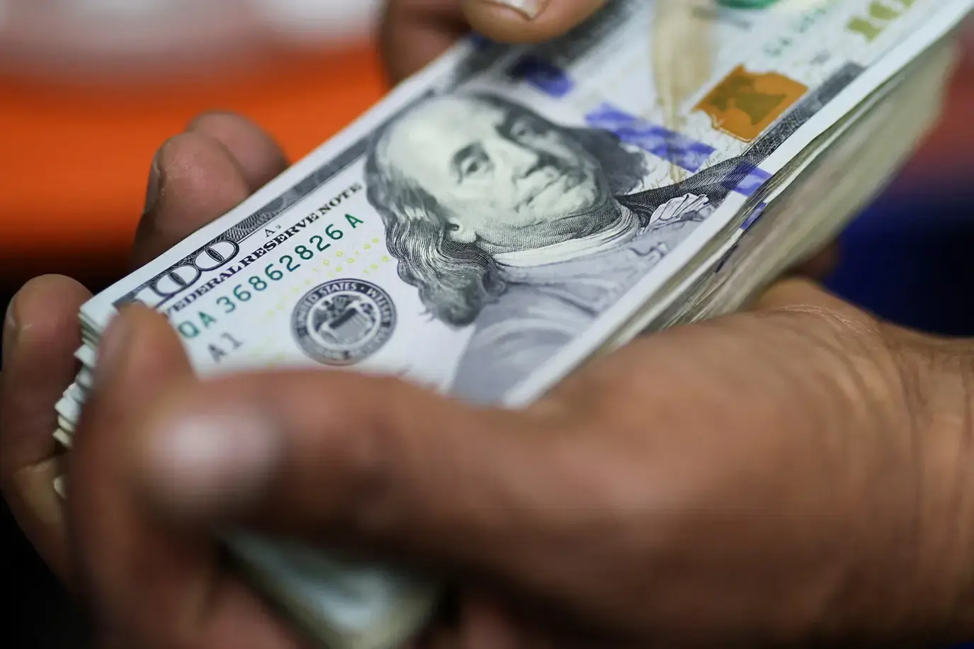 Dólar hoje recua em linha com exterior de olho nas negociações entre EUA e Irã