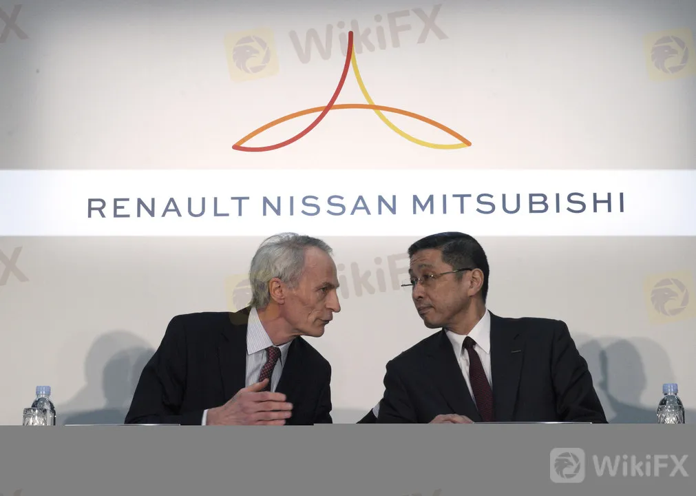 ルノー会長（左）のジャンドミニク・スナール氏はFCAとの統合を模索している。右は日産の西川社長。