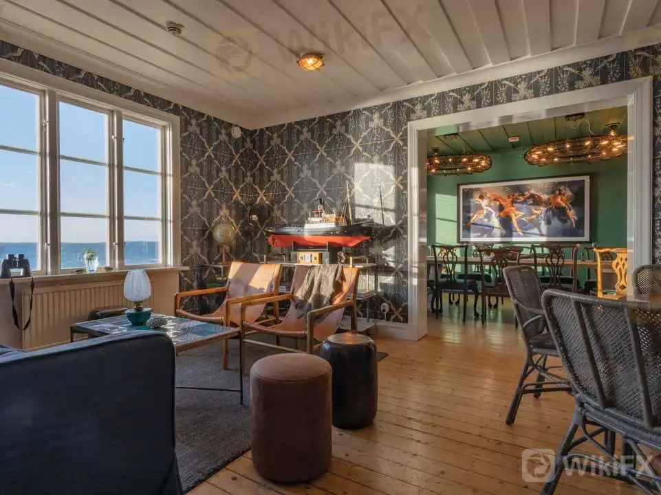 メインロッジのリビングルームとダイニングスペース。