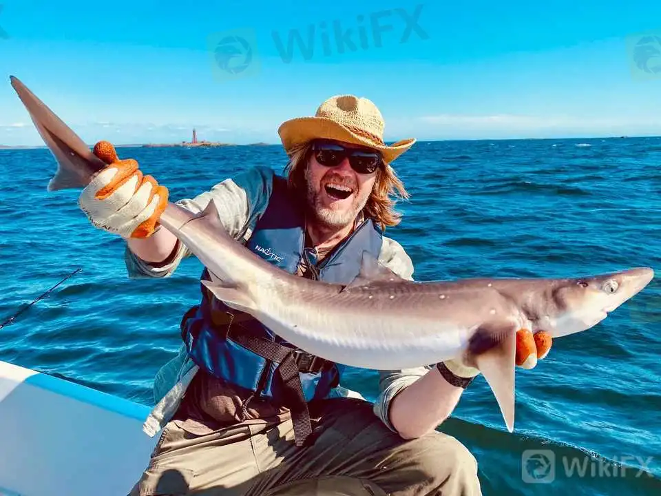 釣り上げた魚を抱える、Stylt創設者のエリック・ニッセン・ヨハンセン。