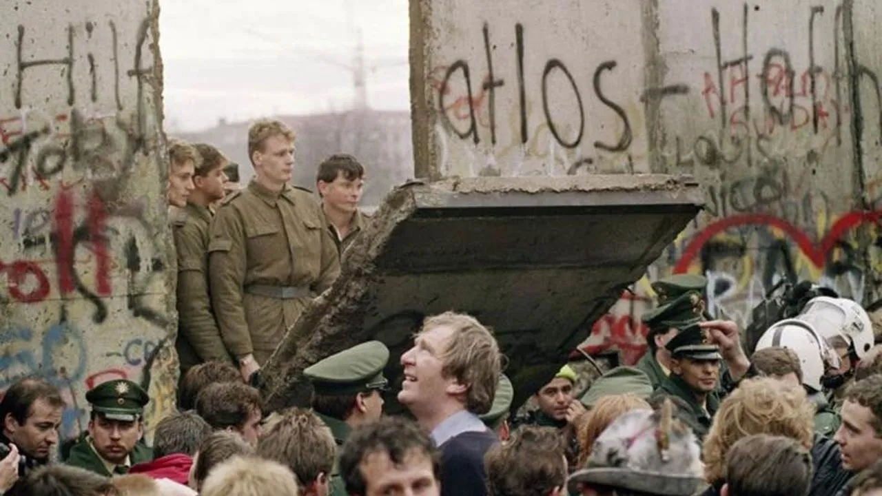 25-berlinwall-afpgetty-v2.jpg 25-berlinwall-afpgetty-v2.jpg