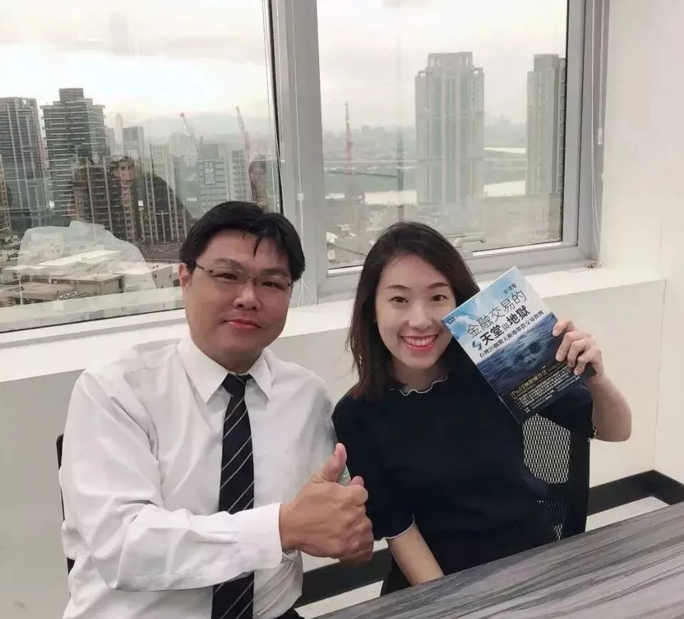 圖左為黃律聖(圖片自wearn.com) be3447be2db455578780b3ac9e72a83.png