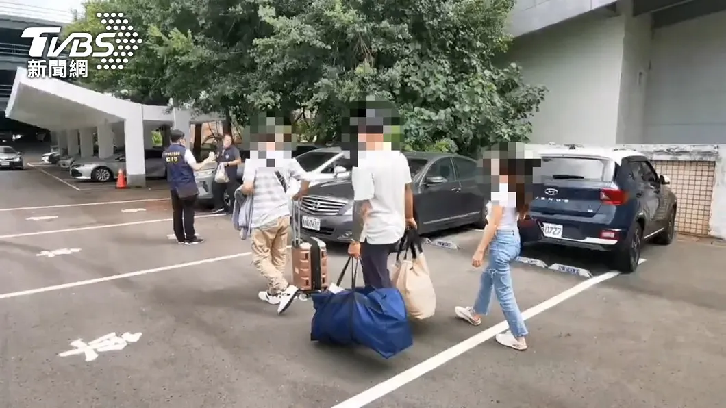 其中一名30歲男子表示過去柬埔寨1個沒遭到暴力脅迫還包吃包住月領4萬過得比當兵還好。（圖／TVBS） 