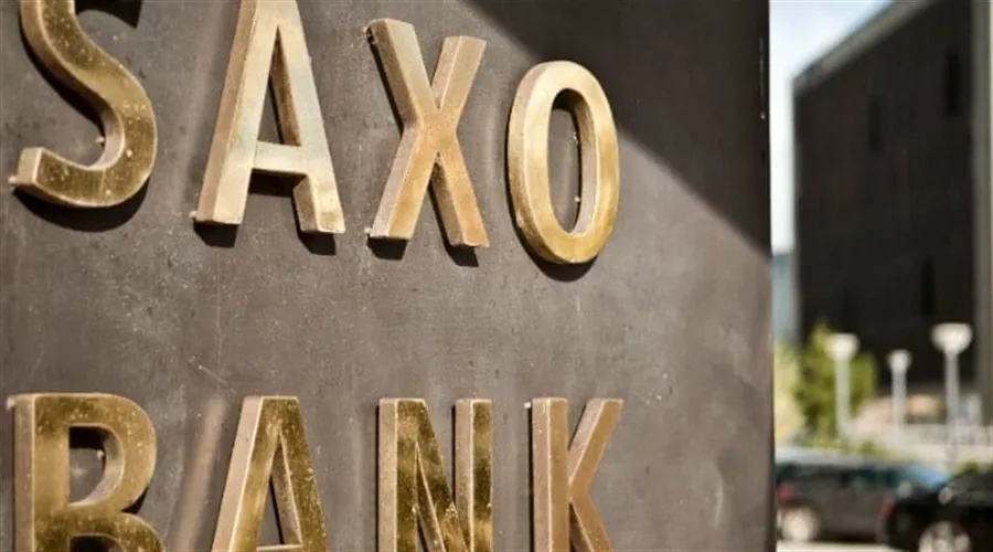 saxo bank logo on office building_id_993f5441-234d-4ab1-a412-5d2fe0df4a79_size900.jpg saxo bank logo on office building_id_993f5441-234d-4ab1-a412-5d2fe0df4a79_size900.jpg