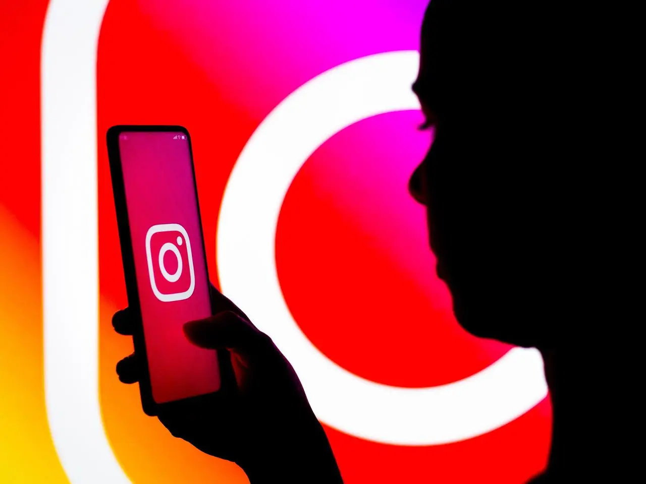 Advertisement インスタグラムを見る人のシルエット
