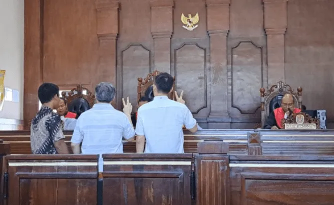vonis-hakim-hanya-2-tahun-penjara-untuk-peterfi-sufandri-dan-carry-chandra.png
