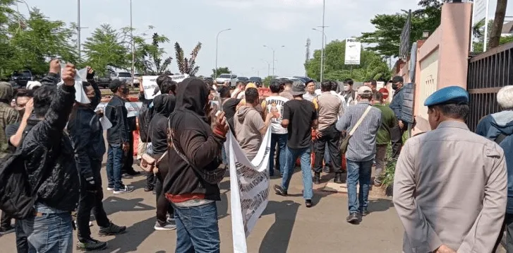 demonstrasi-ptib-di-polres-tangerang-selatan.png