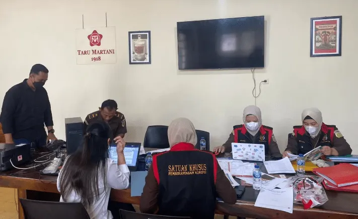 penggeledahan-tim-kejati-diy-perkara-korupsi-di-ruang-kantor-dirut-bumd-taru-martani-min.png