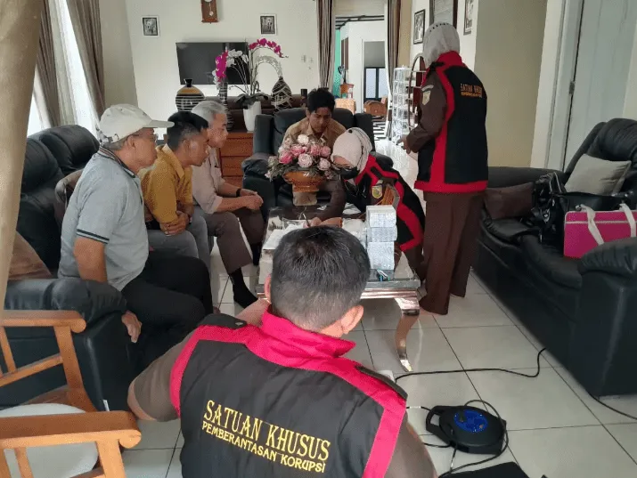 penyegelan-tim-kejaksaan-tinggi-kasus-tipikor-di-rumah-dinas-dirut-pt-taru-martani-min.png