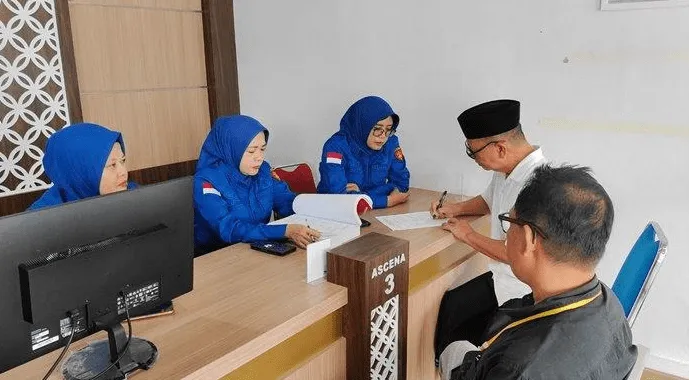 kejati-serah-terima-kepada-kejari-tersangka-nur-achmad-affandi-tipikor-bumd-taru-martani.png kejati-serah-terima-kepada-kejari-tersangka-nur-achmad-affandi-tipikor-bumd-taru-martani.png