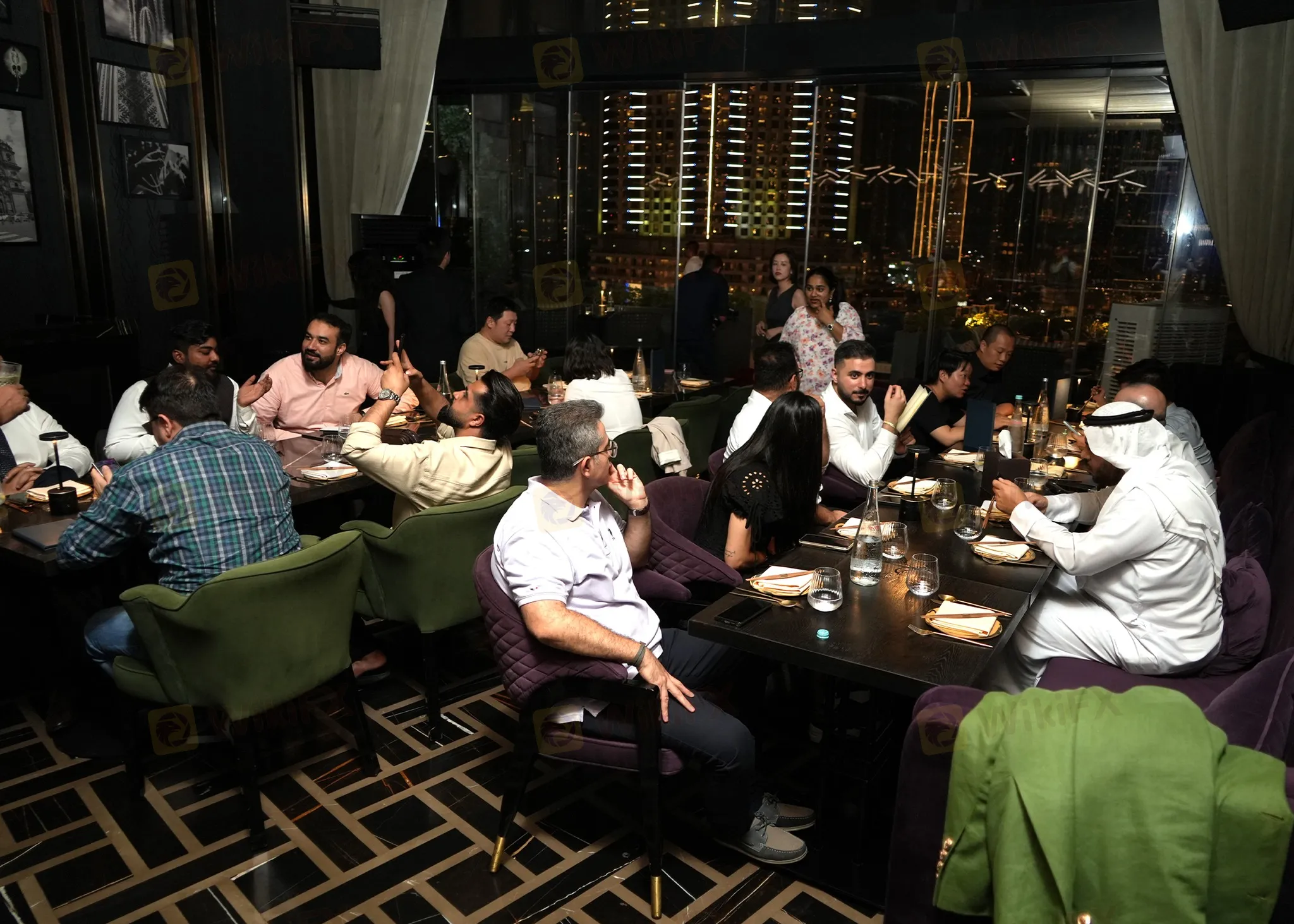 可能是 12 個人、表格和飲料的圖像