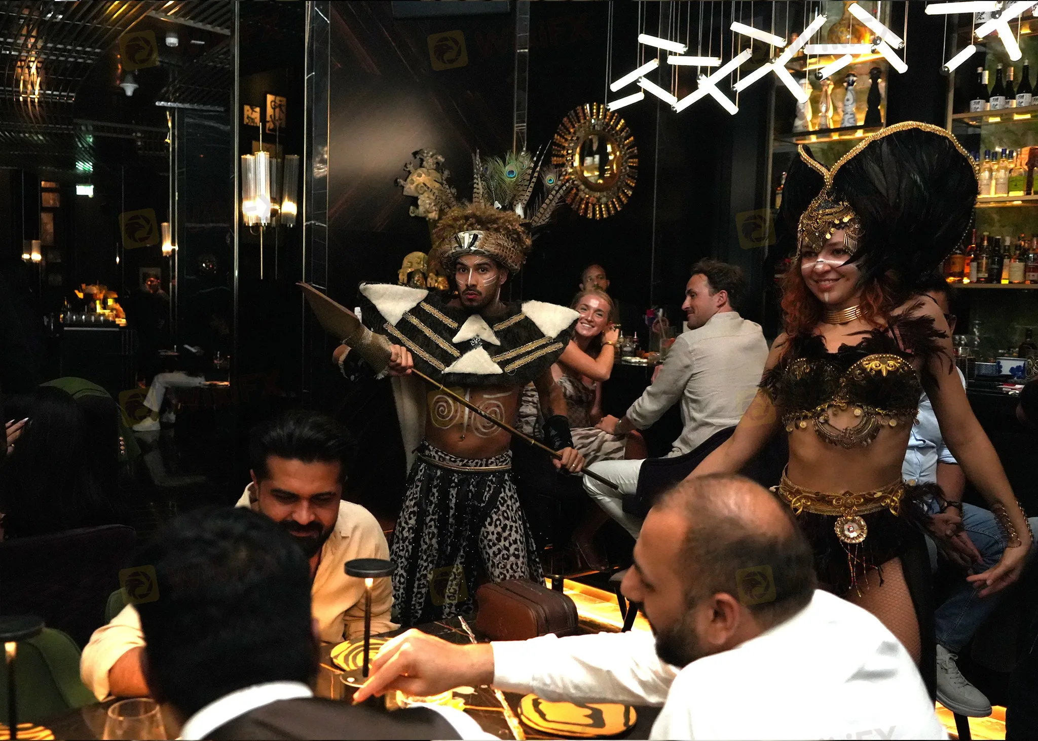 可能是 5 個人和文字的圖像