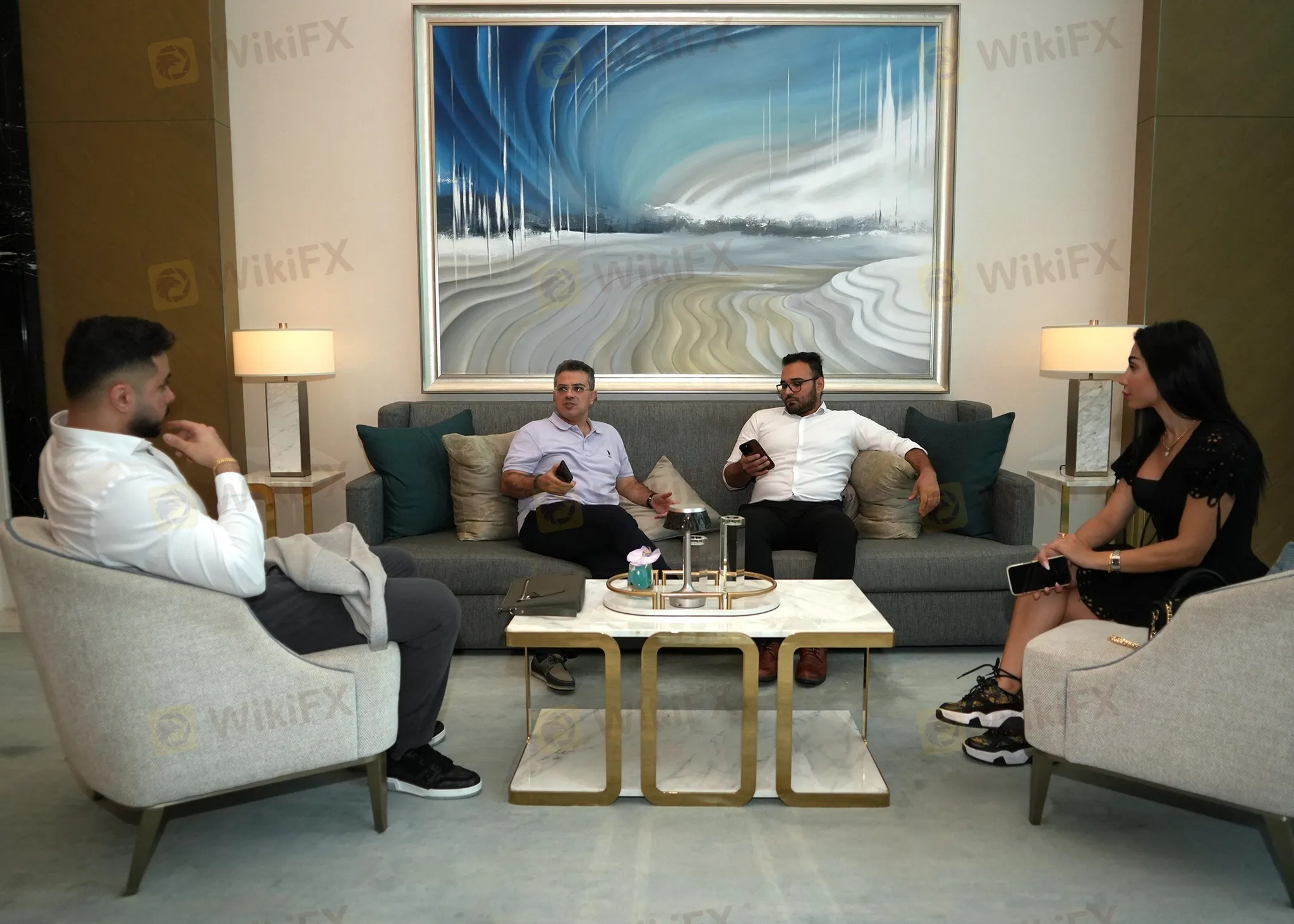 可能是 4 個人、表格和室內的圖像