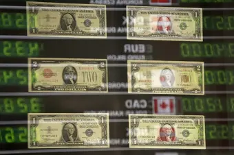Gold prices plummet sharply, with attention focused on the 100-day moving average support level