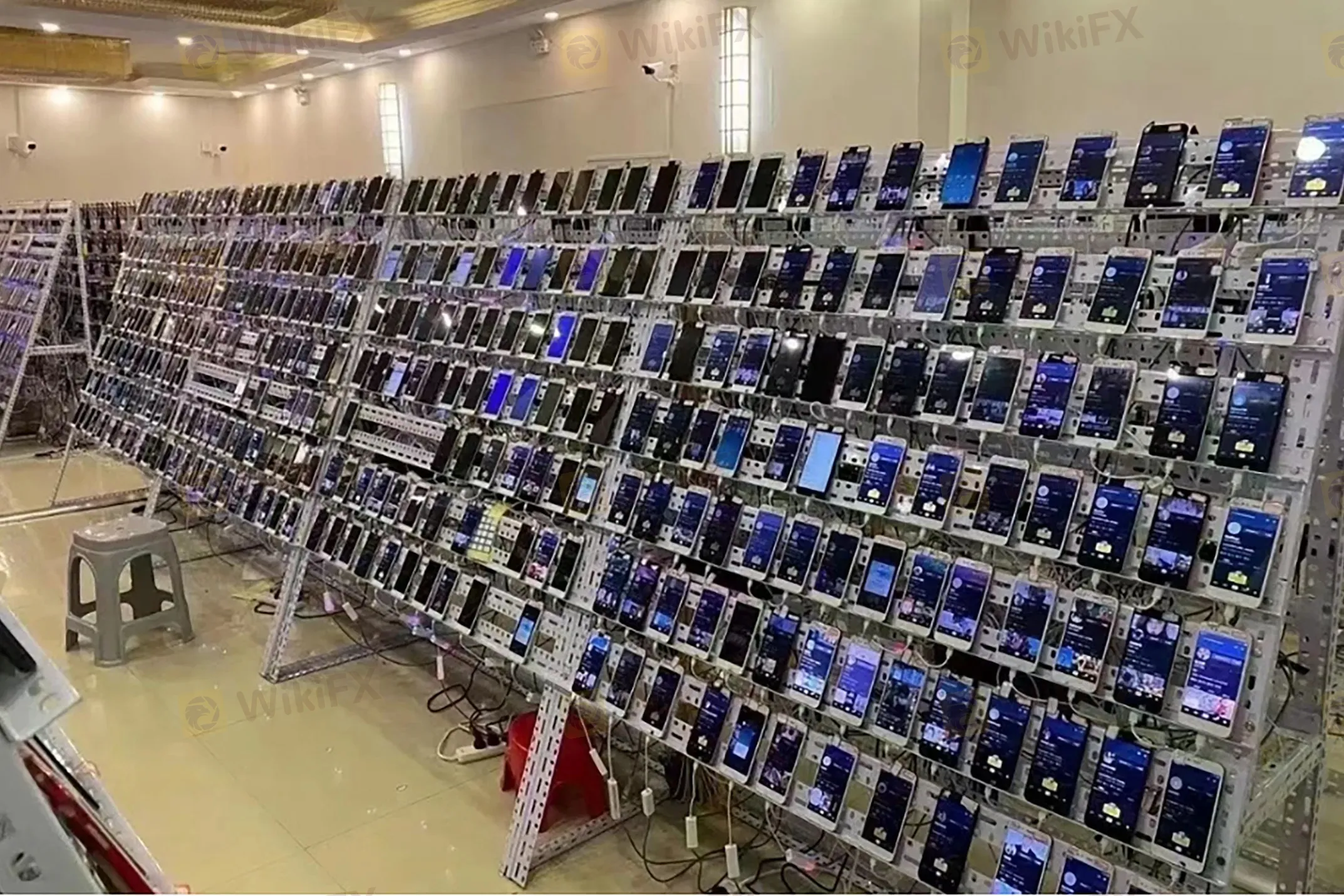 phone-farms-vu-an-chen-zhi.jpg
