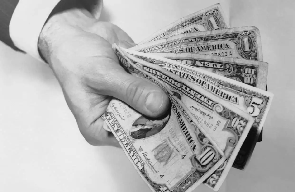 Các quỹ đầu cơ 'short' USD: Bitcoin đối mặt áp lực 'rebound' đột ngột cuối năm 2025