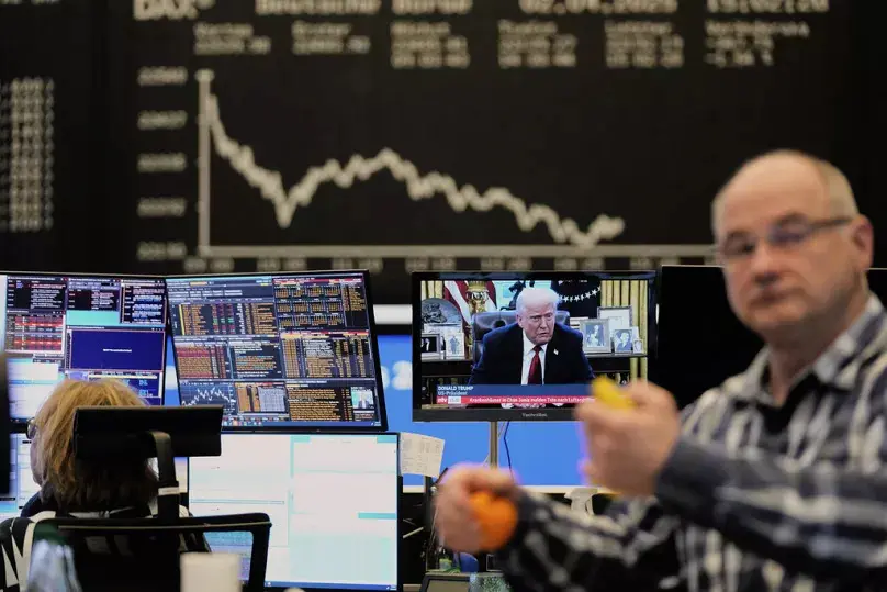 Sóng ngầm từ Washington và Tokyo: Lợi suất toàn cầu về đáy, Đô la lao dốc 9.6%