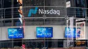 S&P 500 lập đỉnh lịch sử trong cơn bão ngược