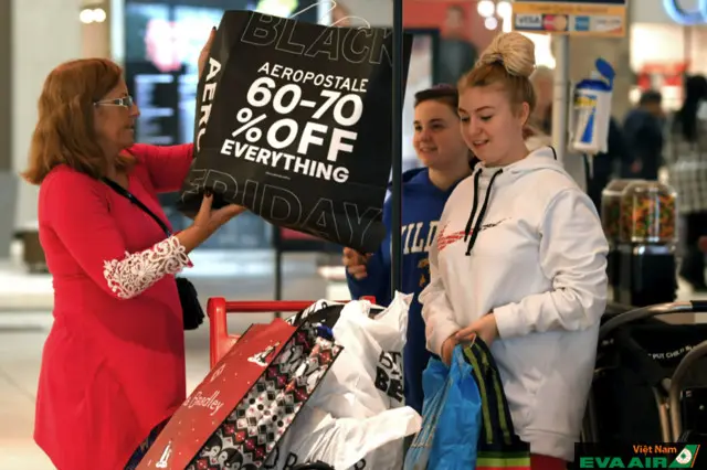 Niềm tin tiêu dùng Mỹ rơi tự do xuống đáy 12 năm