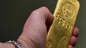 Giá vàng giảm 1.5% trong phiên sáng 02/02, bạc phục hồi nhẹ