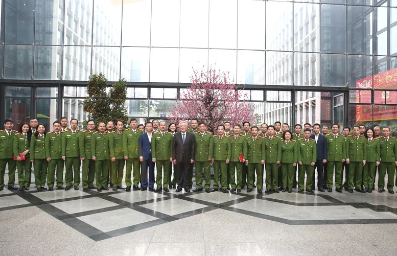 Phó Thủ tướng Thường trực Chính phủ Nguyễn Hòa Bình và các cán bộ, chiến sĩ Cục C03. Phó Thủ tướng Thường trực Chính phủ Nguyễn Hòa Bình và các cán bộ, chiến sĩ Cục C03.