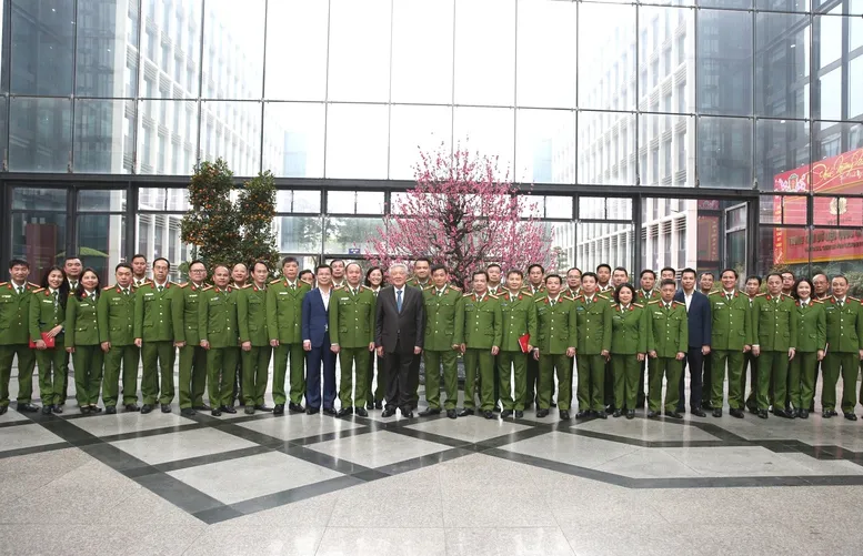 Phó Thủ tướng Thường trực Chính phủ Nguyễn Hòa Bình và các cán bộ, chiến sĩ Cục C03.