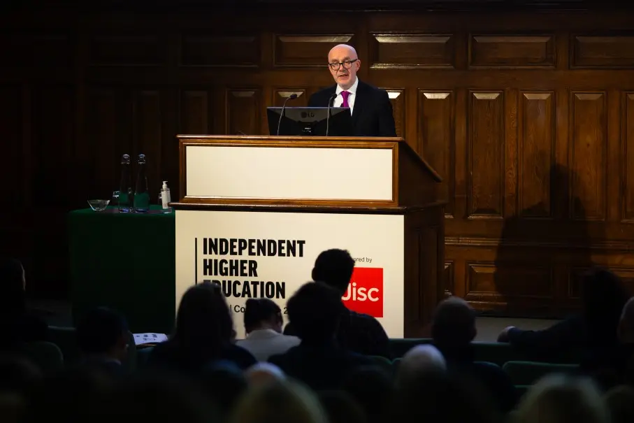 Nước Anh xem xét tạm dừng quyên góp tiền số cho các đảng chính trị vì lo ngại can thiệp nước ngoài