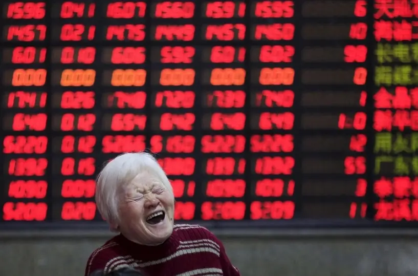 AUD/JPY lên đỉnh 35 năm, vàng dò mốc 5.000 USD trong phiên giao dịch bão tố