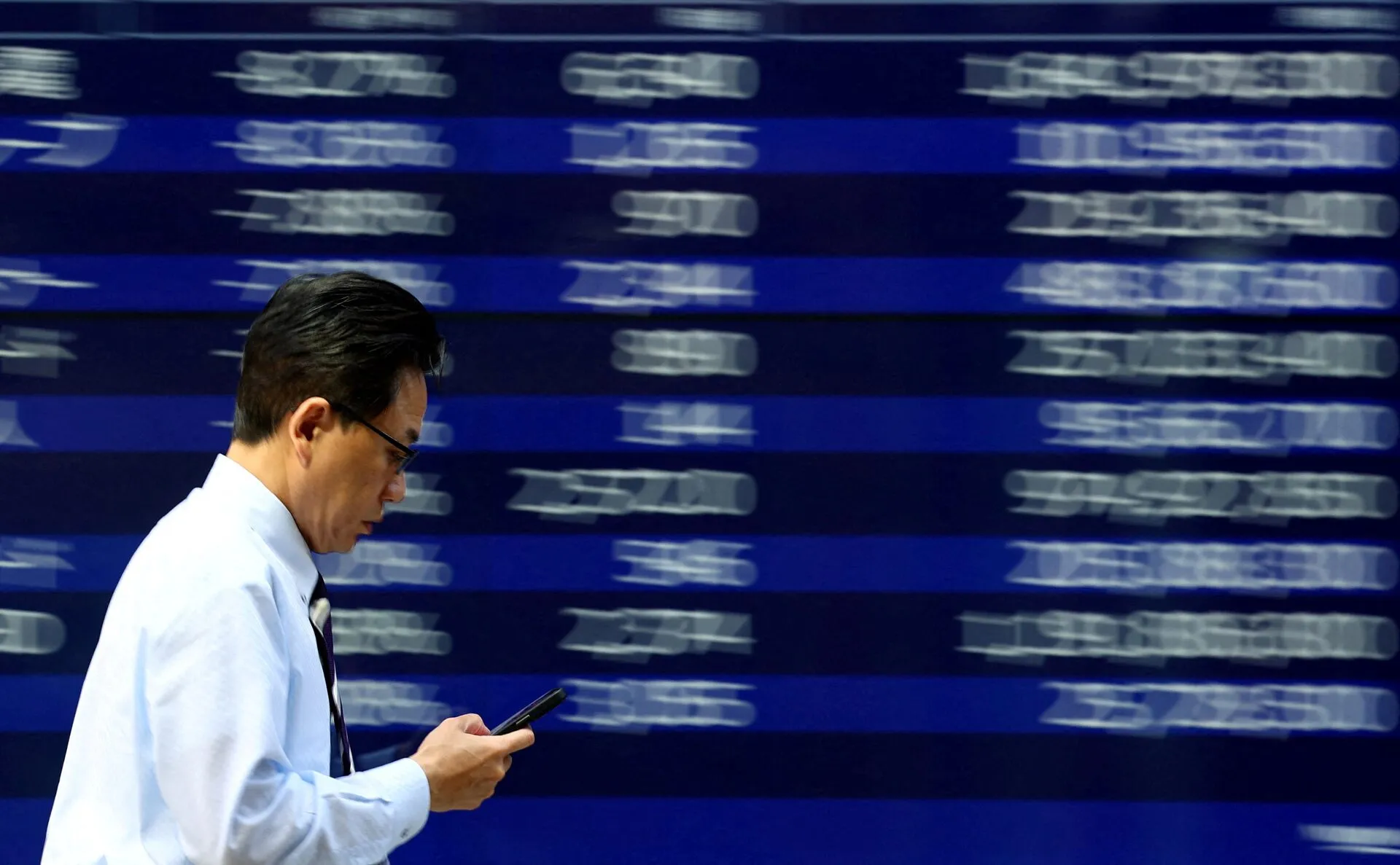 japan-bond-trader.jpg japan-bond-trader.jpg