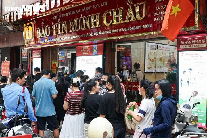 Khách chen chân bán vàng, Bảo Tín Minh Châu hẹn một tuần mới trả tiền
