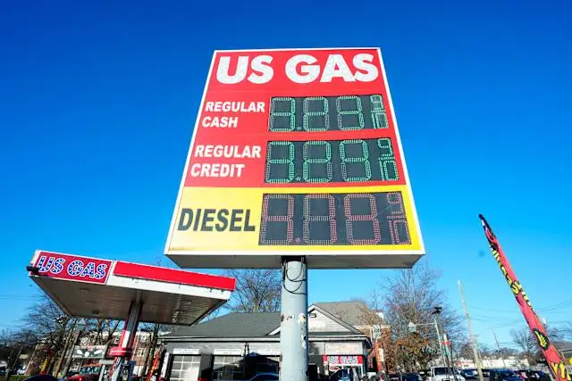 Giá xăng Mỹ tăng 21% trong 1 tháng: Fed vẫn "chờ xem" trong khi lạm phát vượt tầm kiểm soát