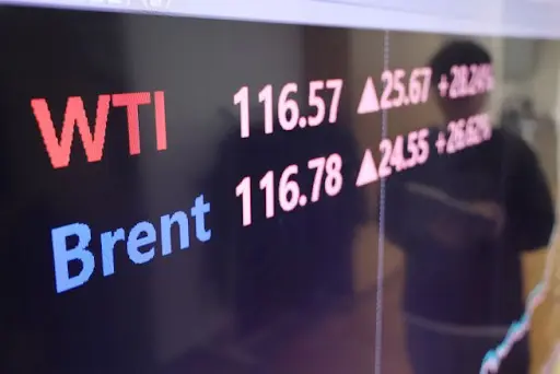 Tin tức tổng hợp 24/04/2026: Dầu Brent vọt qua 106 USD, Trump khẳng định "không vội vàng"