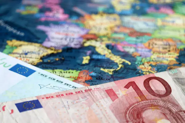 dong-euro-bi-dinh-gia-sai.jpg