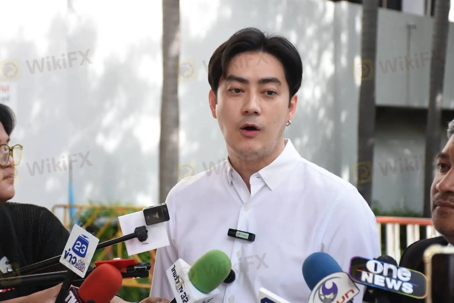 May be an image of ‎one or more people, newsroom and ‎text that says '‎23 ขาว U AeOD ขาว.เวิร์ด WOU เวิร์ค ไทยรัฐาง: ביקשיאיל 32 NEWS None one‎'‎‎